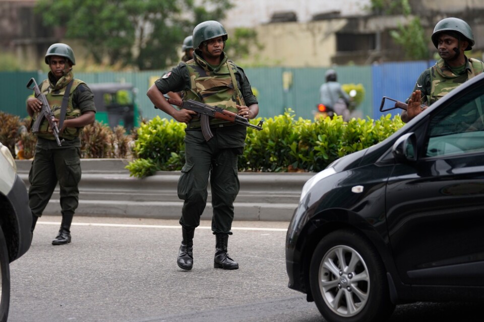 Lankesisk militär patrullerar huvudstaden Colombos gator.