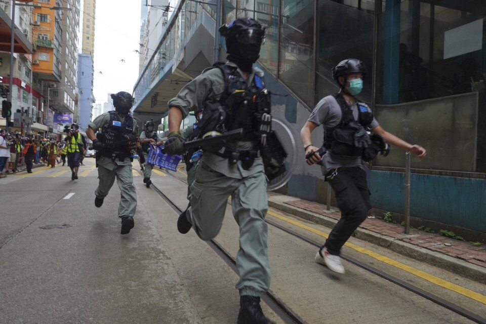 Poliser i samband med protesterna i Hongkong den 1 juli, dagen efter det att den nya säkerhetslagen trädde i kraft. Arkivbild.