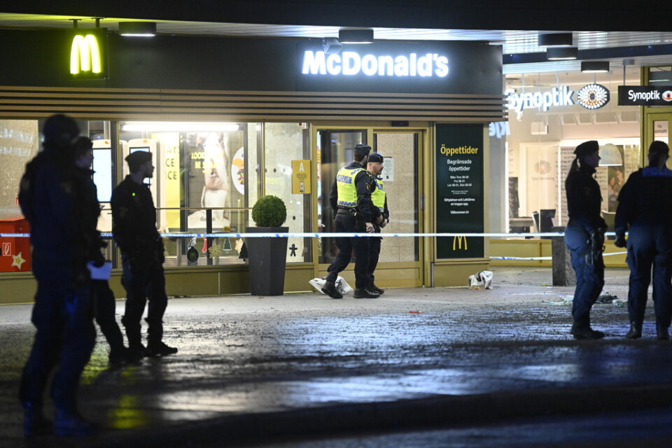 En man i 20-årsåldern sköts ihjäl vid McDonalds i Vällingby på nyårsafton. Två andra personer skadades.