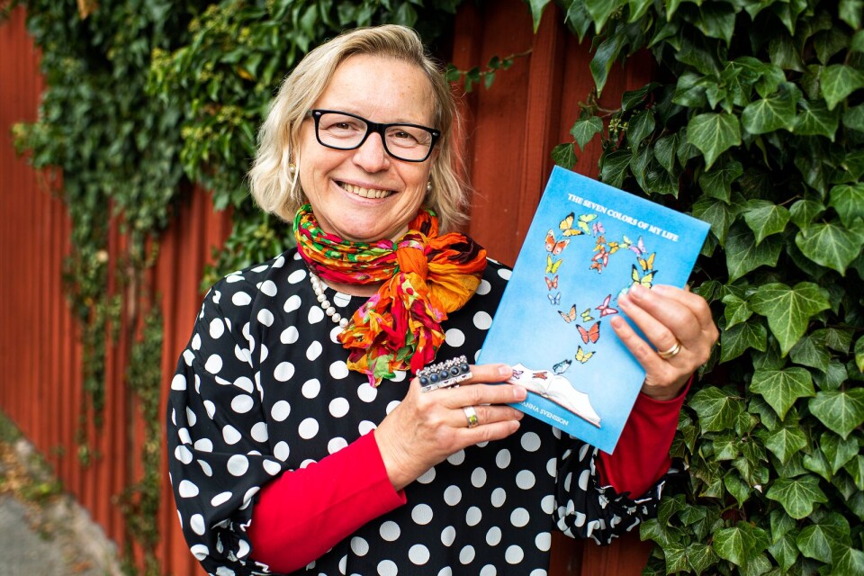 Joanna Svensson Josefsson med sin nya diktsamling ”The seven colors of my life”.