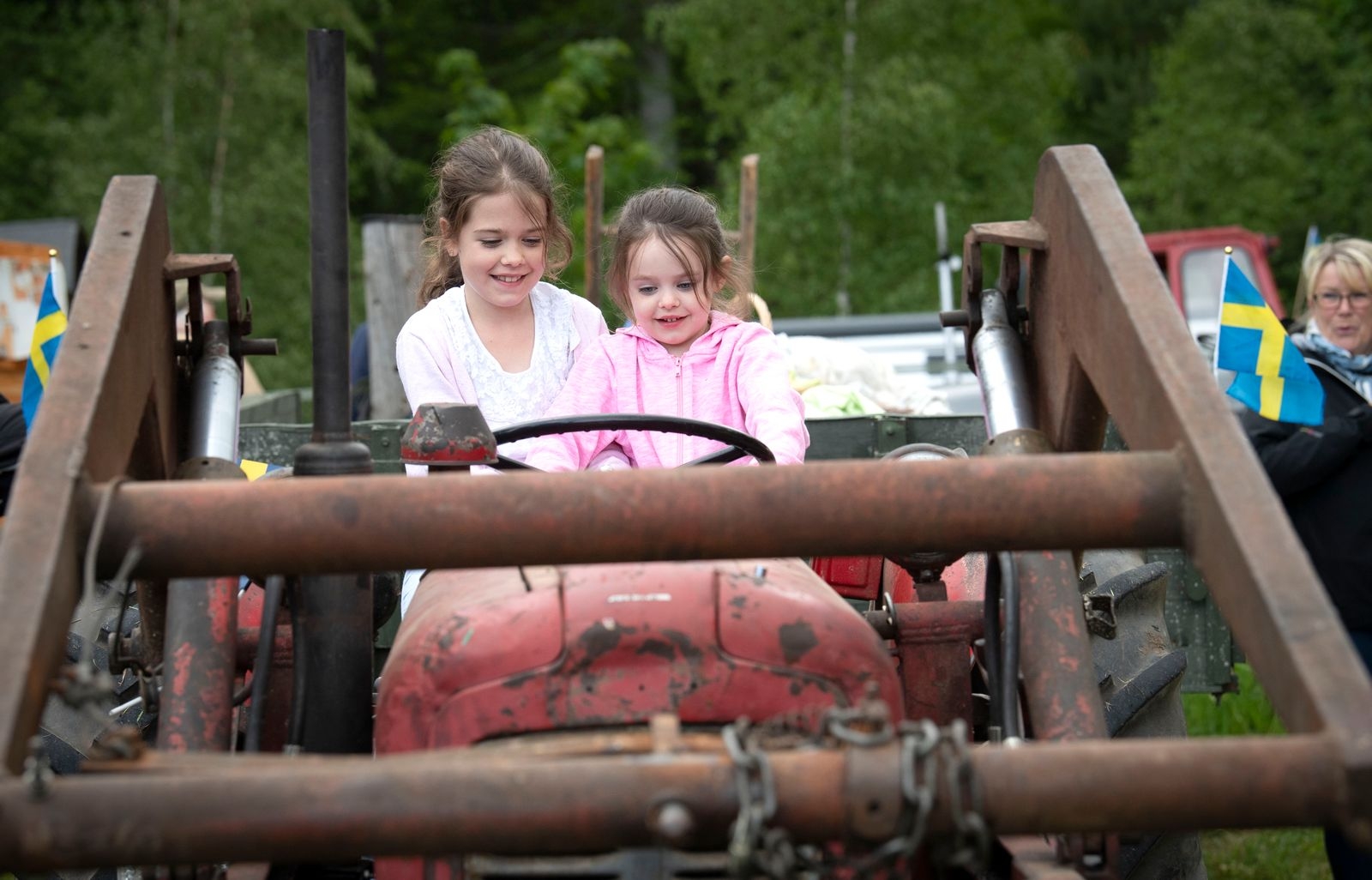 Systrarna Lea och Sofia Wennerberg, Olofström, tyckte om att provsitta i traktorn.