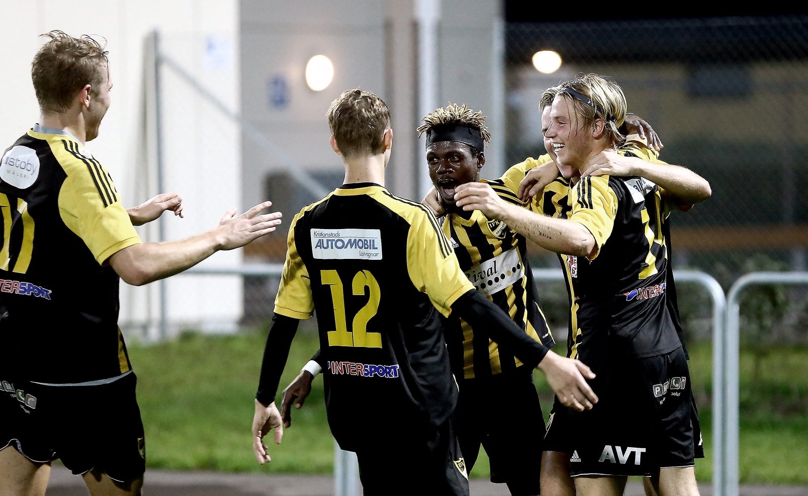 Jubel i IFK Hässleholm sedan Danny Gunnarsson gjort 2-0. Foto: Stefan Sandström