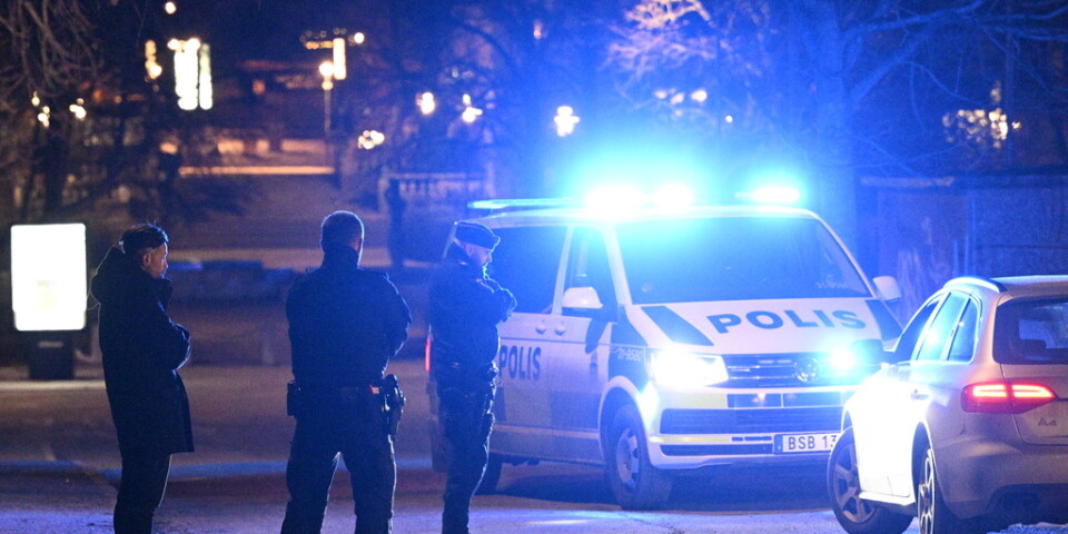 Polis på plats i Solna norr om Stockholm under en insats på torsdagskvällen. Minst två personer har gripits och ett vapenliknande föremål har tagits i beslag. Ärendet rubriceras som grovt vapenbrott och under kvällen var flera platser avspärrade i väntan på tekniker.