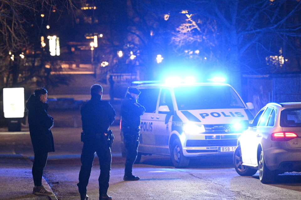 Polis på plats i Solna norr om Stockholm under en insats på torsdagskvällen. Minst två personer har gripits och ett vapenliknande föremål har tagits i beslag. Ärendet rubriceras som grovt vapenbrott och under kvällen var flera platser avspärrade i väntan på tekniker.