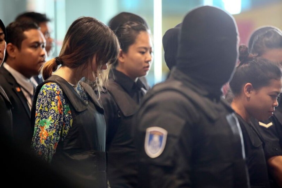Kvinnorna som misstänks ha mördat Kim Jong-Nam vallas på flygplatsen.