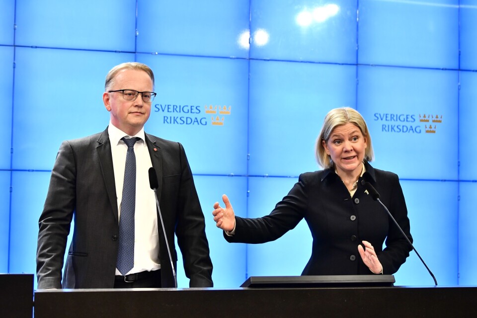 Socialdemokraternas partiledare Magdalena Andersson och energipolitiska talespersonen Fredrik Olovsson under förslagets presentation.
