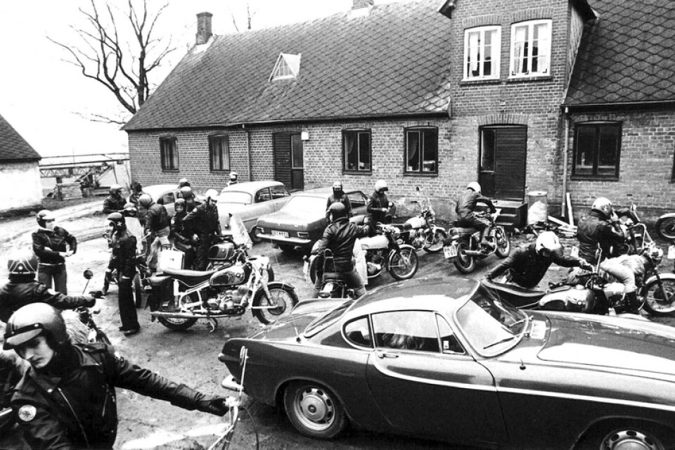 Motorburen ungdom. 1975 hade mc-klubben High Riders rustat upp sin gård i Öja. Under fem år blev den en samlingspunkt för motorintresserade Ystadsbor. När gården revs 1980 på grund av ett vägbygge, fick klubben flytta vidare. Sedan 1998 huserar High Riders i Sandskogen.