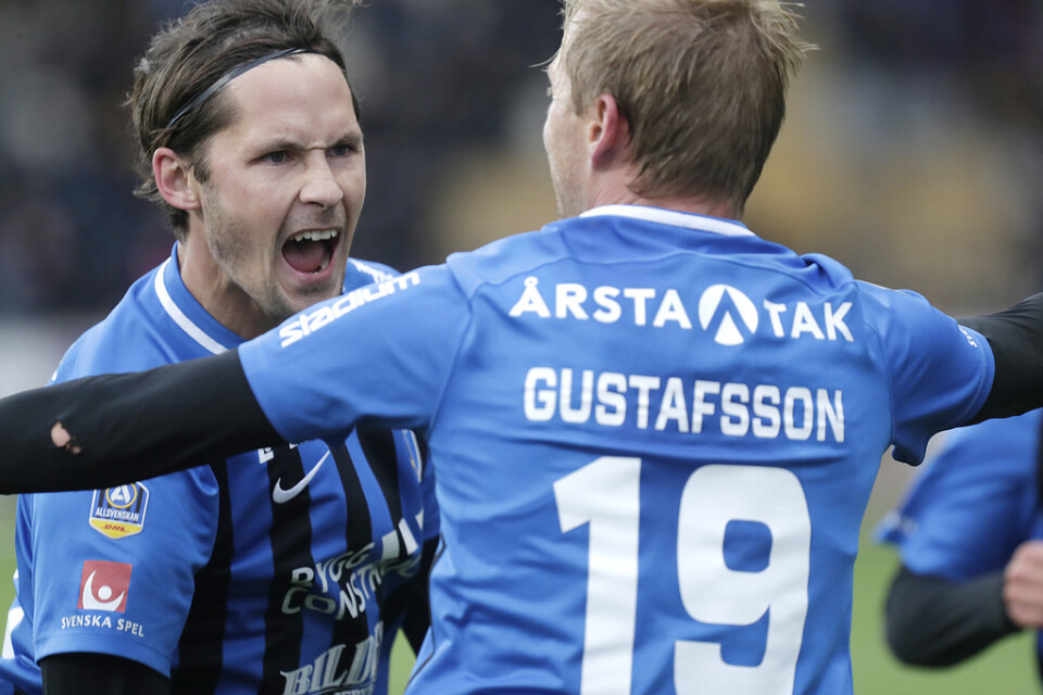 Sirius Philip Haglund jublar med Christer Gustafsson som just gjort 1–0 mot Helsingborg.