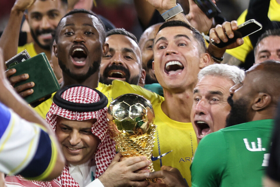 Cristiano Ronaldo firar segern i Arab Club Championship Cup tillsammans med lagkamraterna i al-Nassr.