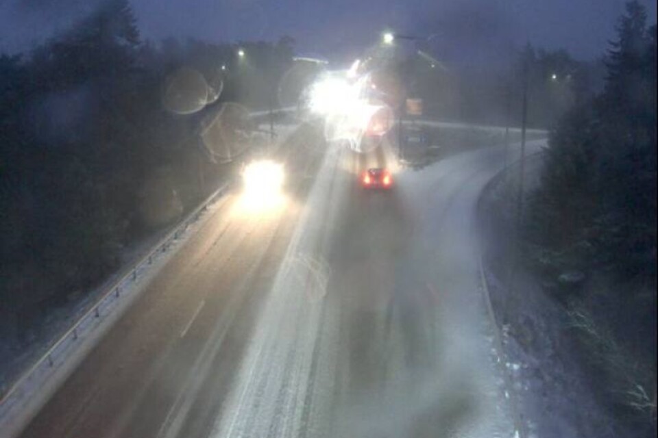 Snö och vindar kan skapa problem inte minst för trafikanterna och resenärerna på tisdagen. Så här såg det ut vid Svinö i Kalmar och påfarten till Ölandsbron vid klockan 7.30 på tisdagsmorgonen.
