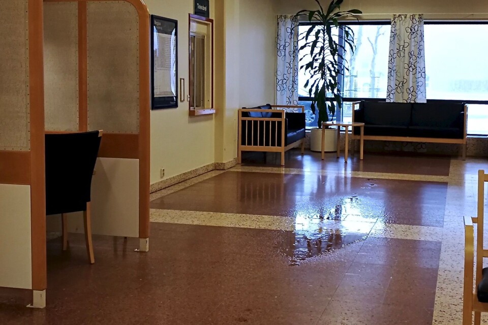 Vatten läckte på måndagsmorgonen in i sjukhusets huvudentré från våningen ovanför och samlades i en större pöl.