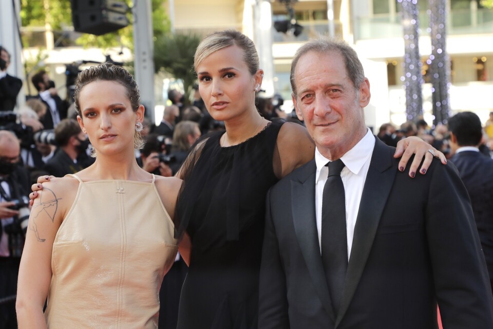 Agathe Rousselle, Julia Ducournau och Vincent Lindon på Cannesfestivalen i somras. Arkivbild.