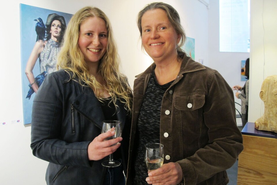 Annie Nordgren och mamma Ulrika Nordgren som själva målar tittade in på utställningens vernissage.