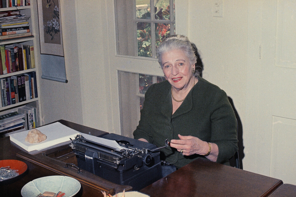 Nobelpristagare Pearl S Buck vid sin skrivmaskin 1967. Arkivbild.