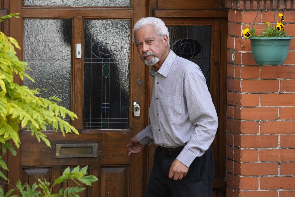 Nobelpristagaren Abdulrazak Gurnah möter pressen utanför sitt hem i Canterbury i England på torsdagseftermiddagen.