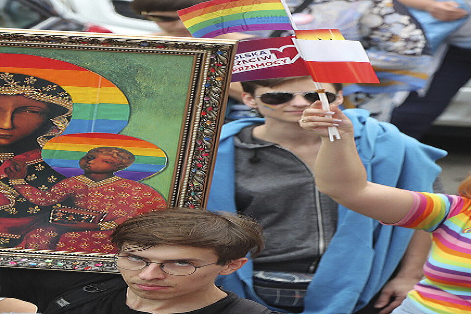 Den 10 augusti hölls den första prideparaden i Plock i centrala Polen. Aktivister höll då upp den omtvistade bilden på den svarta Madonnan – iklädd en regnbågsgloria.