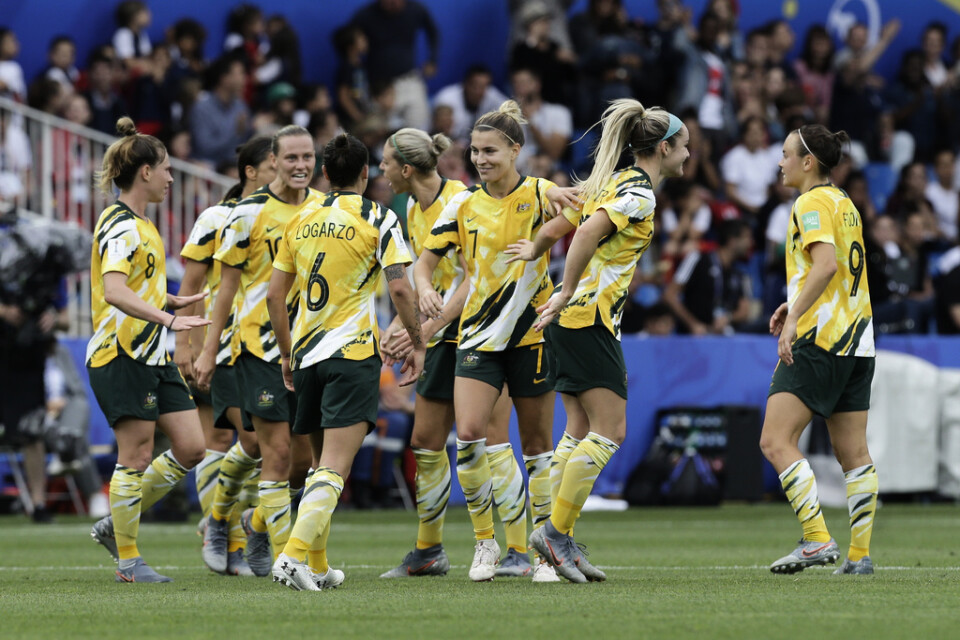 Australiens spelare jublar efter ett mål mot Brasilien i VM i somras.