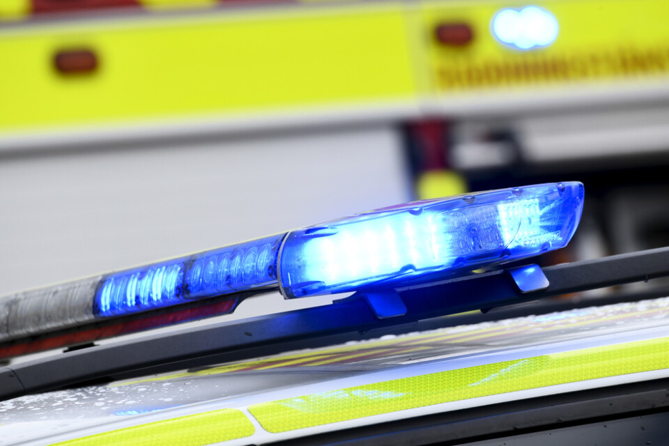 En person blev påkörd av ett polisfordon i Landskrona under tisdagen, polisen tror nu att det kan ha lett till oroligheter under kvällen. Arkivbild.