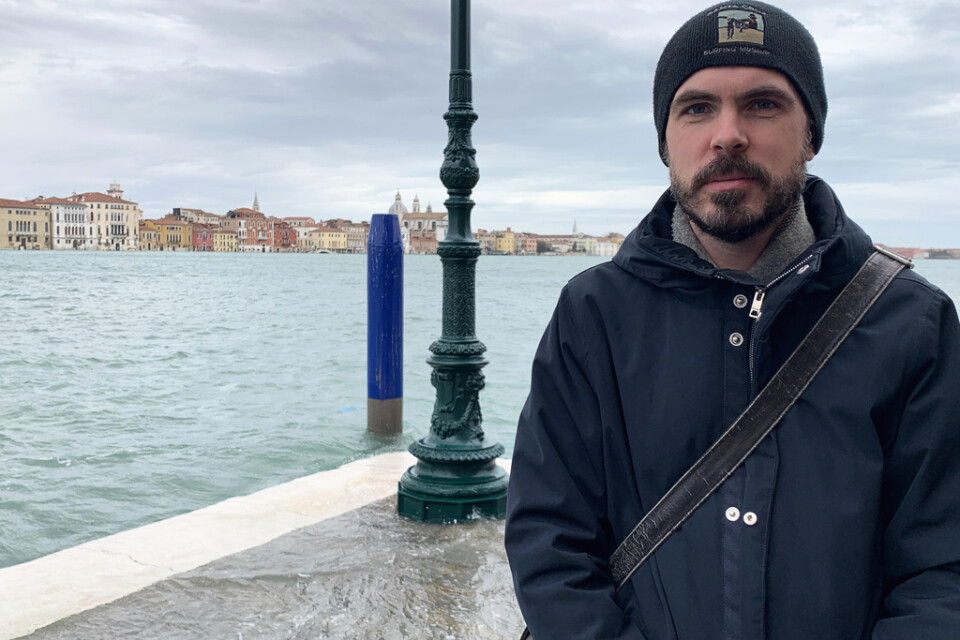 42-årige Christian Carrwik säger att vattnet går upp till vaderna intill hans hotell på ön Giudecca i Venedig.