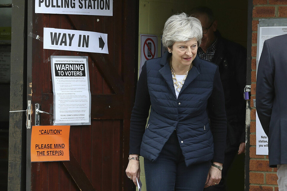 Storbritanniens premiärminister Theresa May efter att ha röstat i lokalvalen i sin egen hemkommun utanför London.