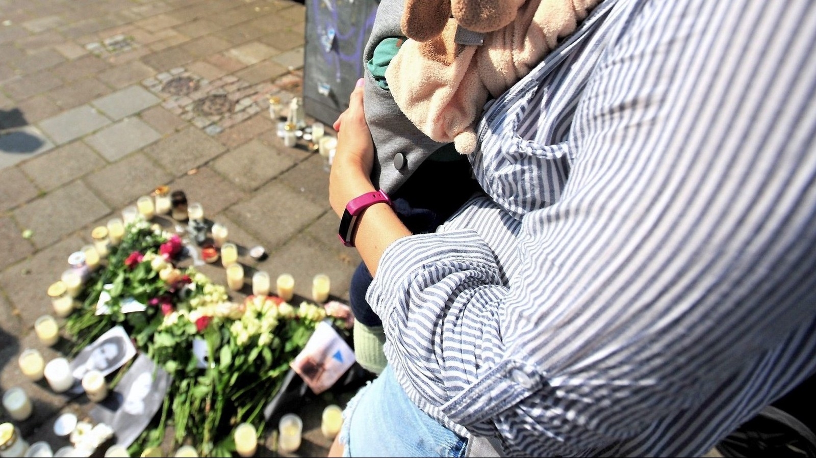 Mordet på Sergels väg mord väckte sorg och vrede hos Malmöborna. Många besökte mordplatsen dagen efter dödsskjutningen. Foto: Stefan Persson