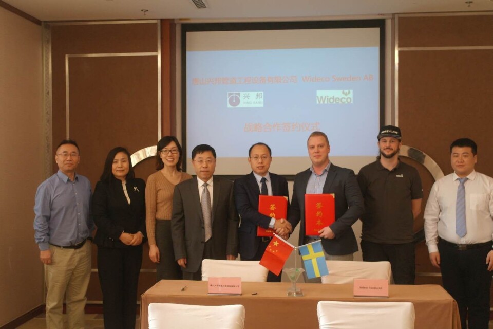 Wideco från Viared har skrivit på ett treårsavtal med kinesiska rörtillverkaren Xing bang pipeline. På bild är representanter från de två företagen.