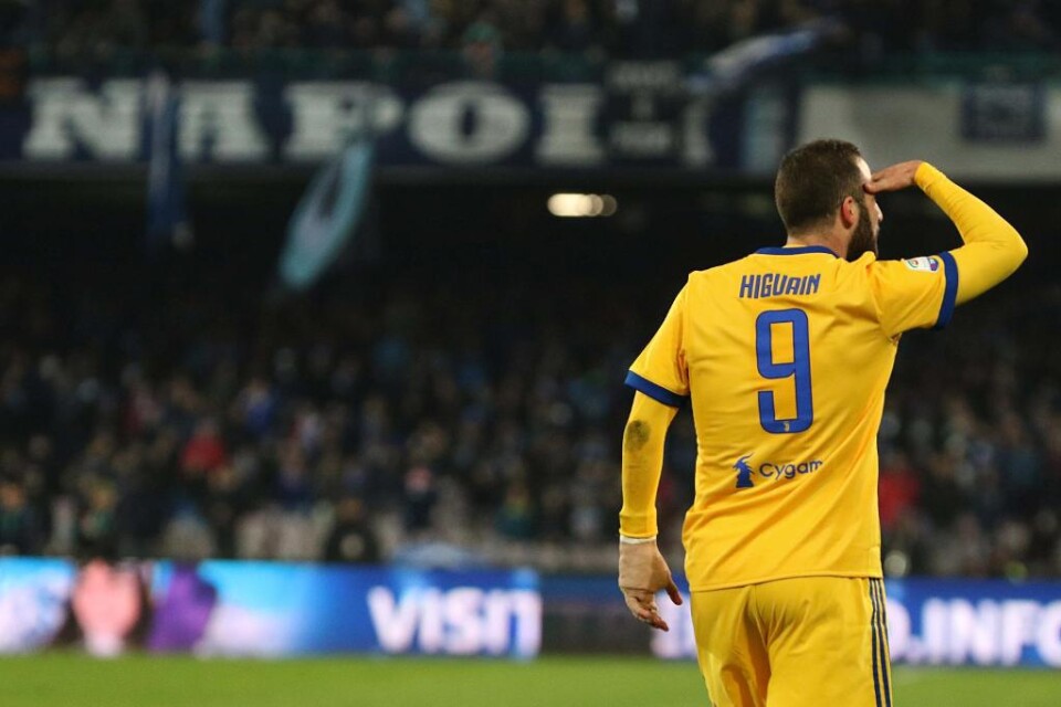 Gonzalo Higuain blev Juventus store matchhjälte mot serieledaren Napoli. Anfallaren slog till i 13:e minuten, efter en fin passning från Paulo Dybala, och gjorde då toppmötets enda mål. Med segern minskade Juventus poängglappet till Napoli. Efter 15 om