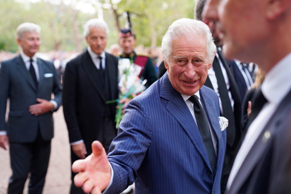 Kung Charles III utanför Clarence House i London på lördagen.