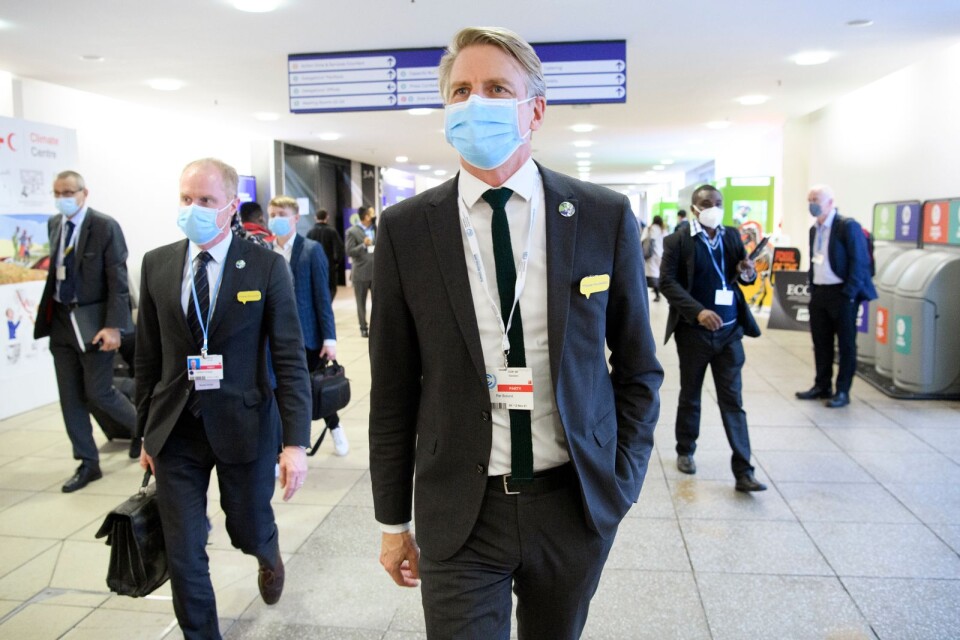 Sveriges chefsförhandlare Mattias Frumerie och miljö- och klimatminister Per Bolund på väg till en paneldiskussion under COP 26 i Glasgow den 8 november.