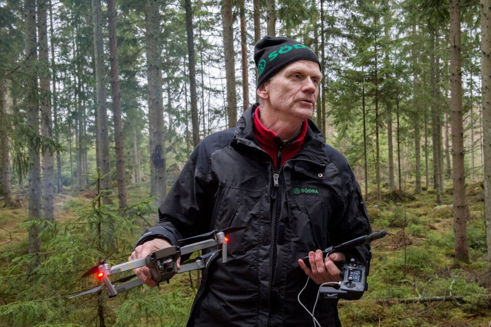 Mats Gustafsson, Södra, med en drönare som använda för att hitta drabbade träd.