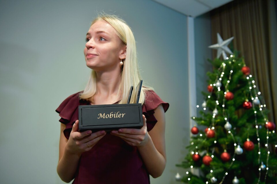 HUI:s analytiker Saga Bowallius presenterar årets julklapp – en mobillåda.