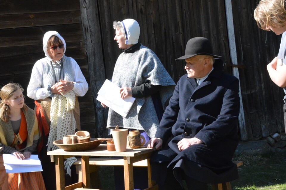 Kuppmakarna (The Raiders). The parish priest has fled from Hjärsås, is given a cup of coffee.