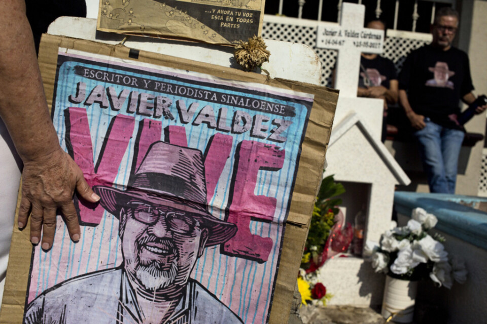 En anhörig med ett porträtt av Javier Valdez på mordplatsen 2017. Arkivbild.