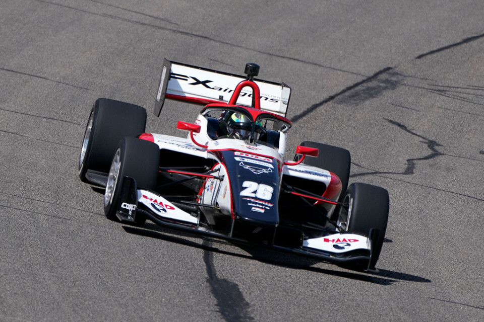 Linus Lundqvist i en Indy Light-bil i fjol. Nu har han debuterat i Indycar - och kraschat.