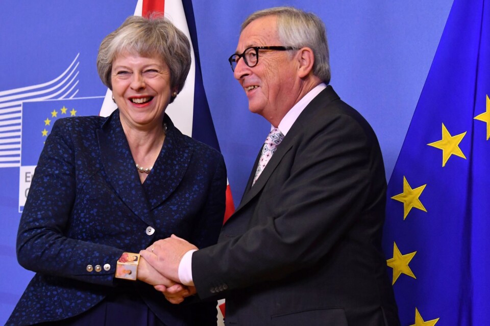 EU-ledaren Jean-Claude Juncker gav premiärminister Theresa May ett hjärtligt mottagande när hon på lördagen anlände till Bryssel inför söndagens toppmöte.