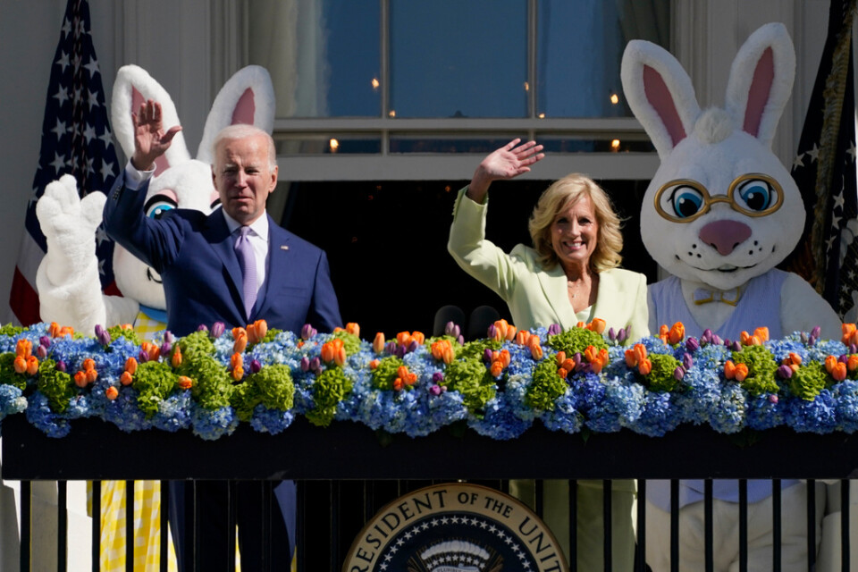 USA:s president Joe Biden med sin hustru Jill Biden under det traditionella påskfirandet vid Vita huset på måndagen.