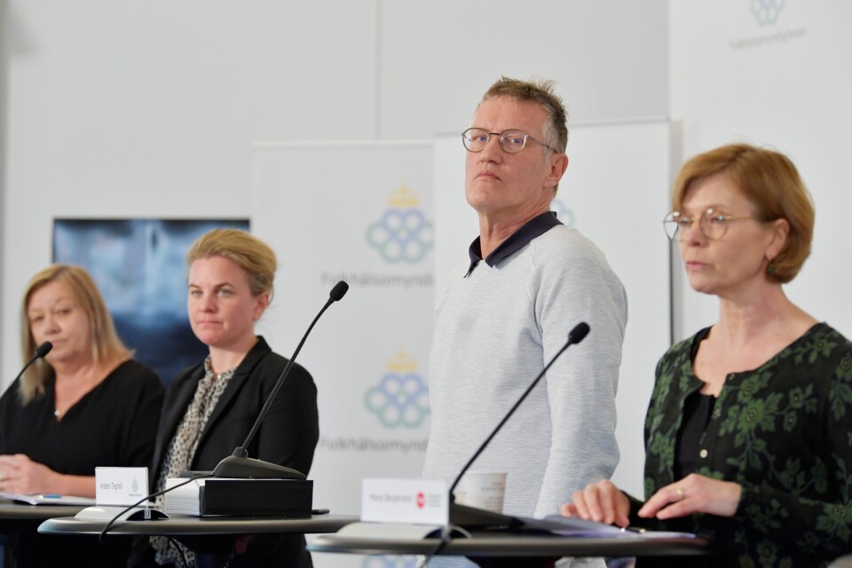 Katrin Westlund och Johanna Sandwall från Socialstyrelsen, statsepidemiolog Anders Tegnell och Maria Bergstrand vid MSB på torsdagens pressträff.