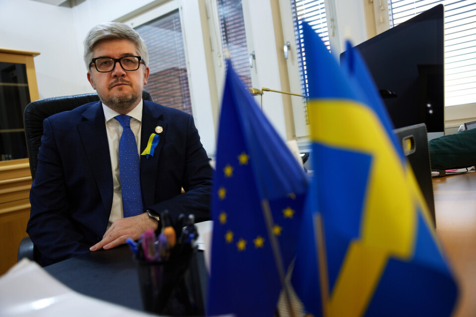 Ukrainas ambassadör Andrii Plakhotniuk följer utvecklingen från landets ambassad på Lidingö utanför Stockholm. Arkivbild.