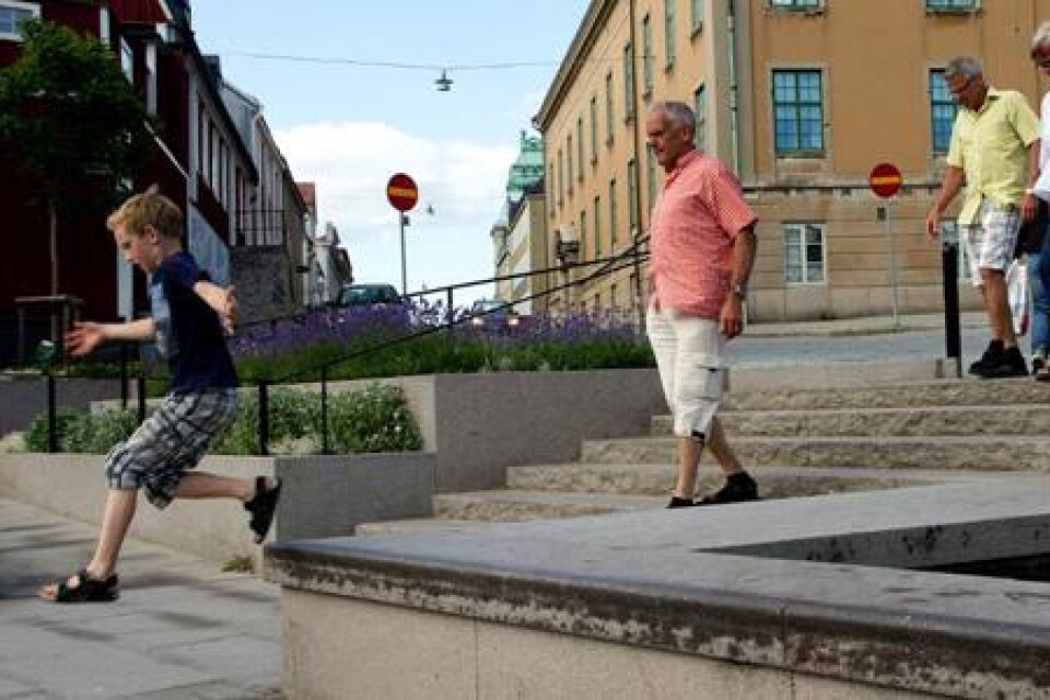 Här går man. För tre år sedan blev Borgmästaregatan gågata. För två år sedan byggdes Spanska trappan i Ristorgsbacken. I dag har antalet människor som promenerar i området mer än fördubblats. Nu funderar kommunen på fler fotgängarsatsningar.