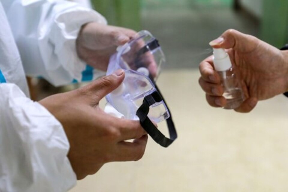 Ett par skyddsglasögon sprejas med desinfektionsmedel på ett sjukhus i staden Wuhan, Kina, där utbrottet startade.