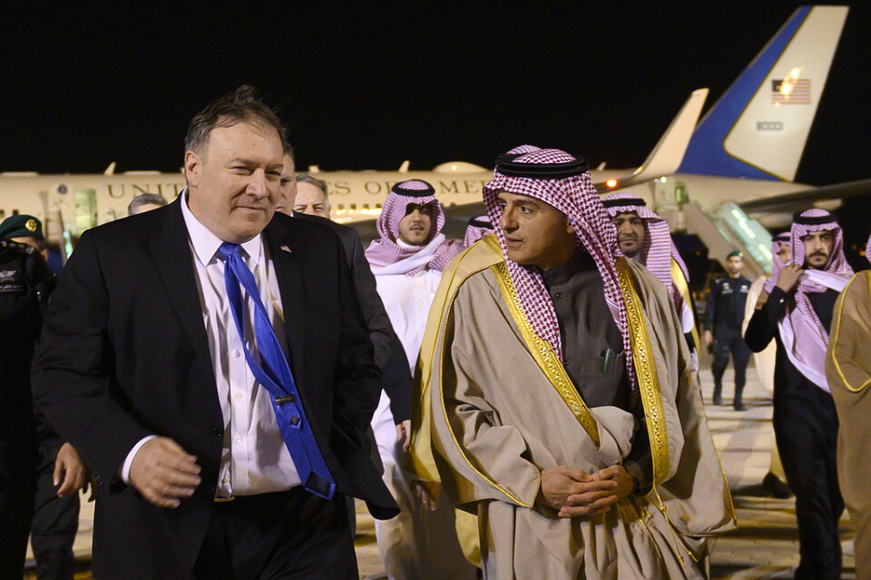 Adil al-Jubayr (till höger) i samband med ett besök av USA:s utrikesminister Mike Pompeo (till vänster) i vintras.