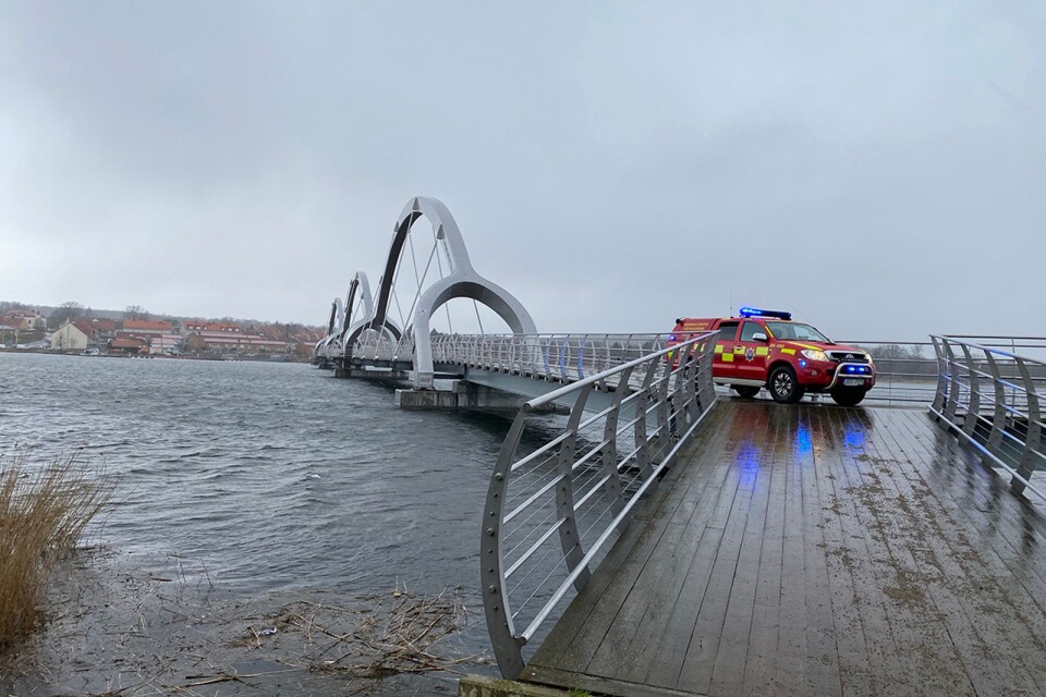 Räddningstjänsten var snabbt på plats, men tog bilen över bron i stället för båten.