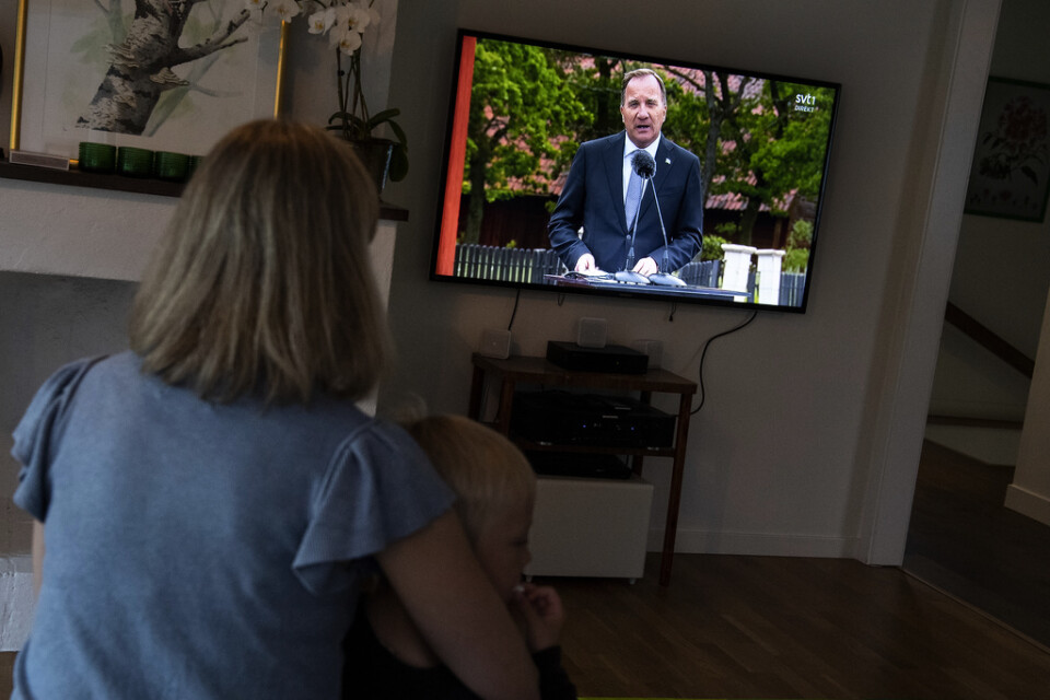 En familj tittar på Skansens tv-sända nationaldagsfirande med tal av statsminister Stefan Löfven (S).