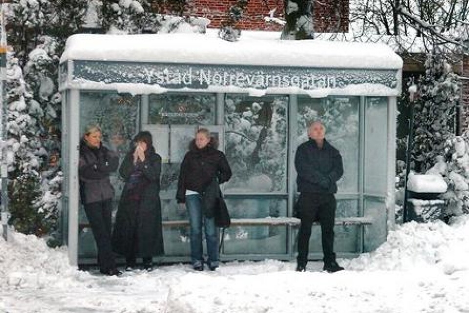 Busskuren gav resenärerna välbehövligt lä i snöyran.