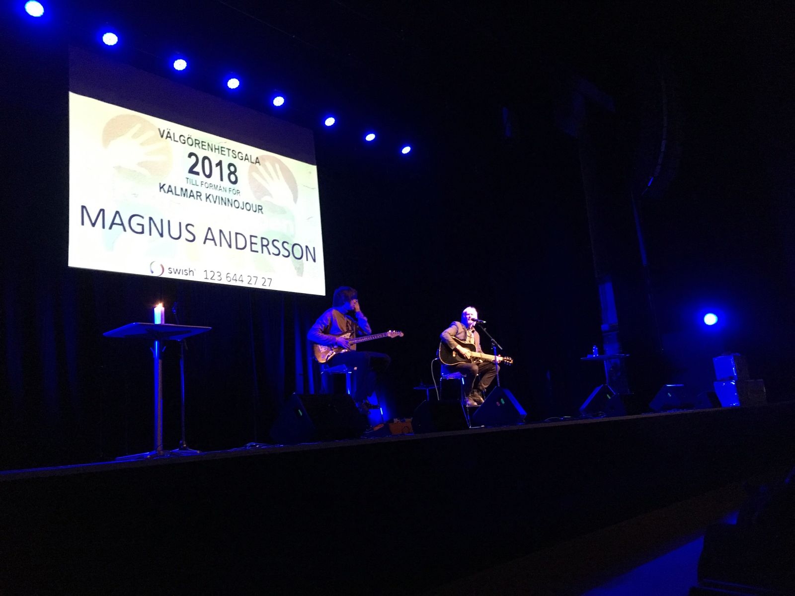 Magnus Andersson tillägnar en låt till en person i publiken.