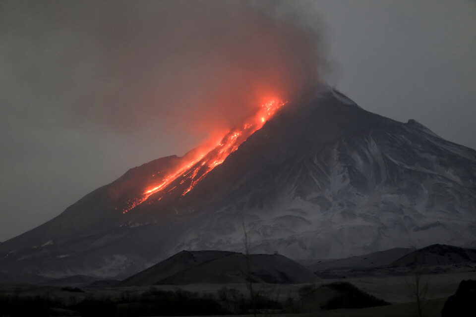 Lava och aska pyser ut ur vulkanen Bezymjannyj på Kamtjatkahalvön. Bilden togs i lördags.