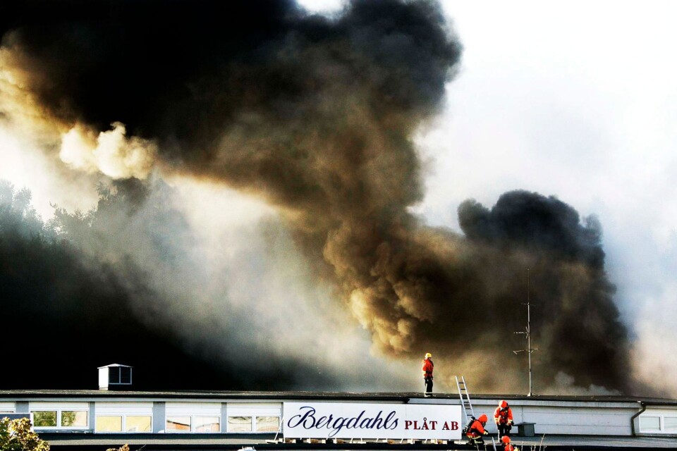 Från BT 2008: ”Räddningstjänsten utesluter inte att en pyroman kan ligga bakom gårdagens storbrand på Hulta. Branden uppvisar vissa likheter med en brand på Volvo i närheten. Ännu sent på måndagskvällen förekom brand i fastigheten och släckning pågick hela natten.”