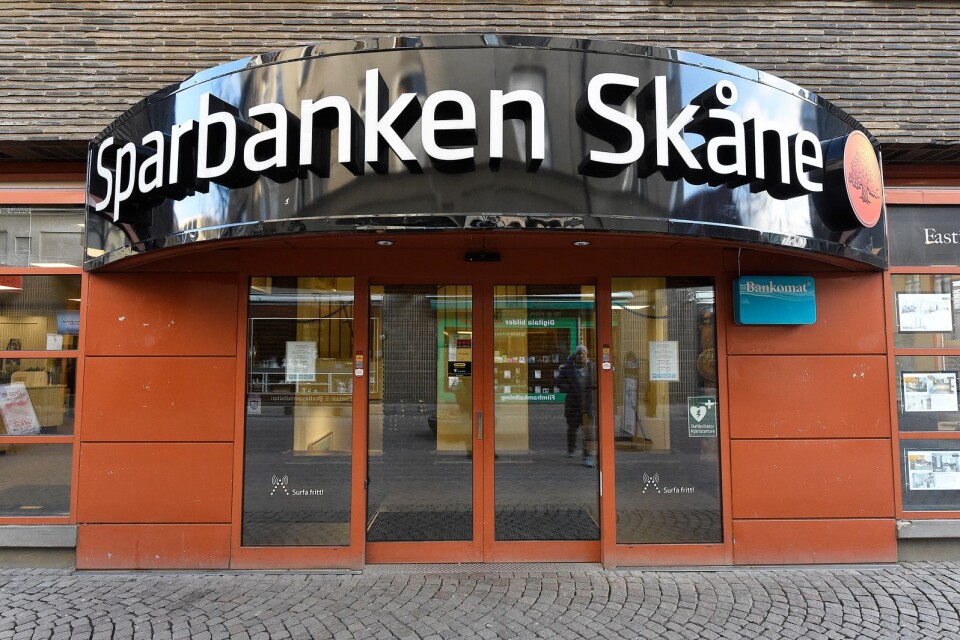 Sparbanken Skåne äger inga aktier i Swedbank, men Sparbanken Skånes ägarstiftelser är en av de 58 sparbanker som tillsammans är största ägaren i Swedbank.