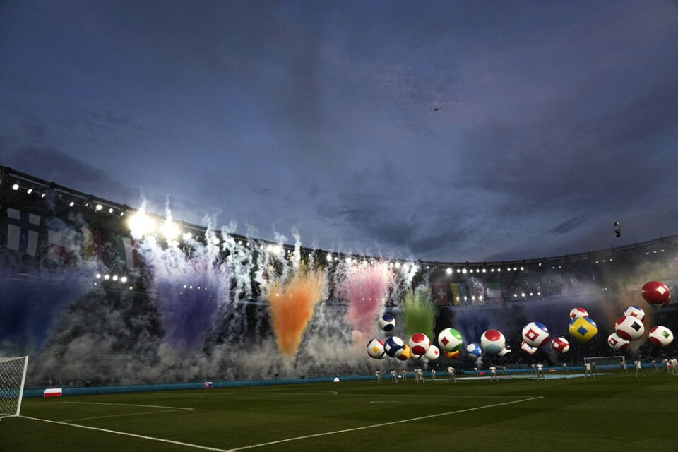 Fyrverkerier och 24 heliumballonger ingick i invigningen av fotbolls-EM i Rom.