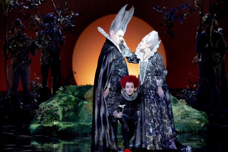 "En midsommarnattsdröm" på Malmö Opera. Med Christopher Ainslie, som Oberon, Elisabet Einarsdóttir som Tytania och Frederick Balcombe som Puck.